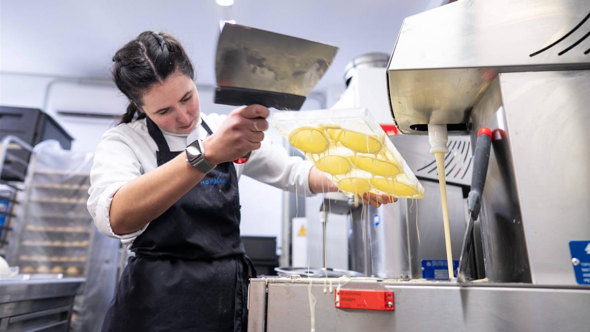 Catarina Moráis, pastelera en Hofmann, preparando monas de Pascua