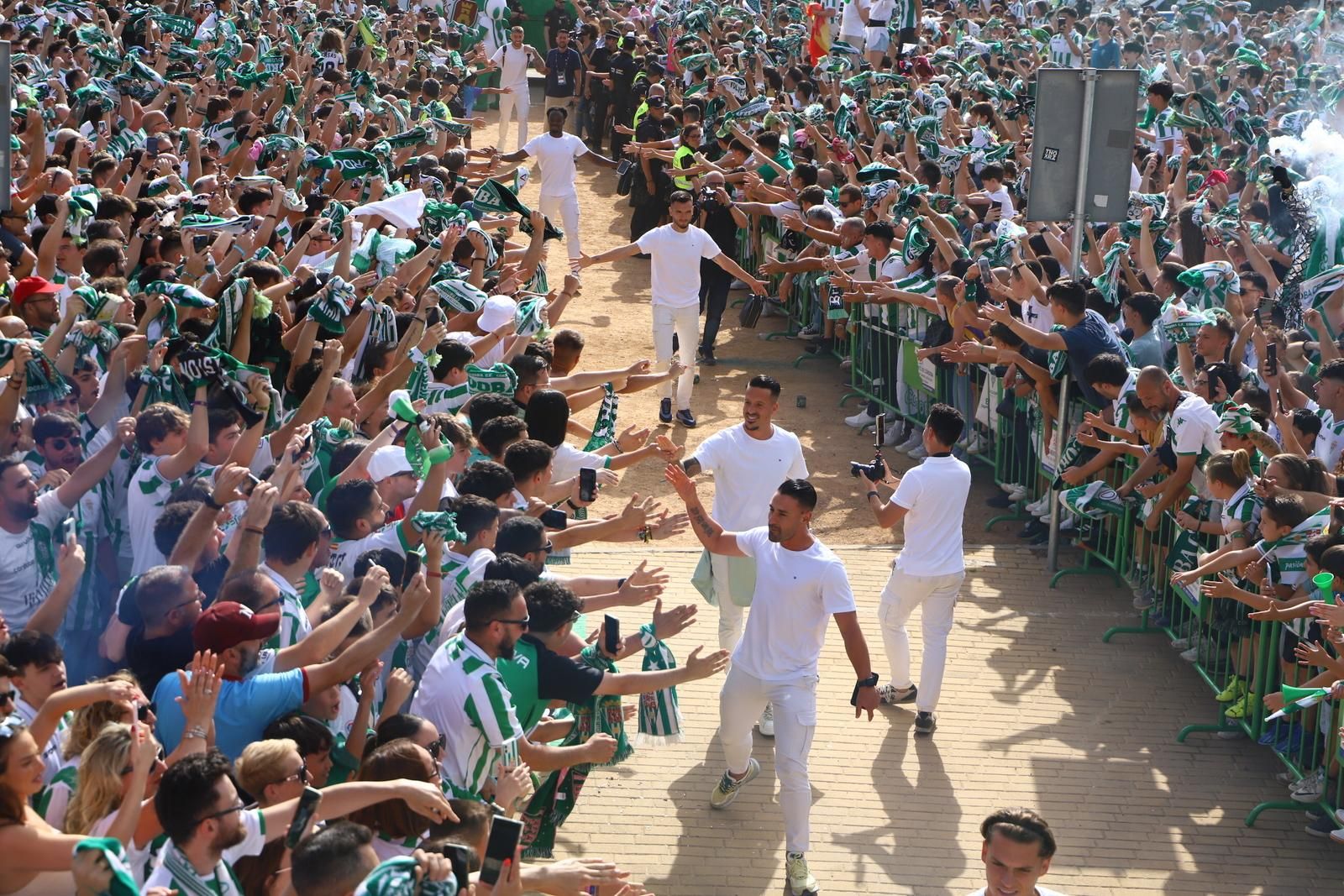 Córdoba CF-Ponferradina | El espectáculo de los aficionados en la Fan Zone de El Arcángel