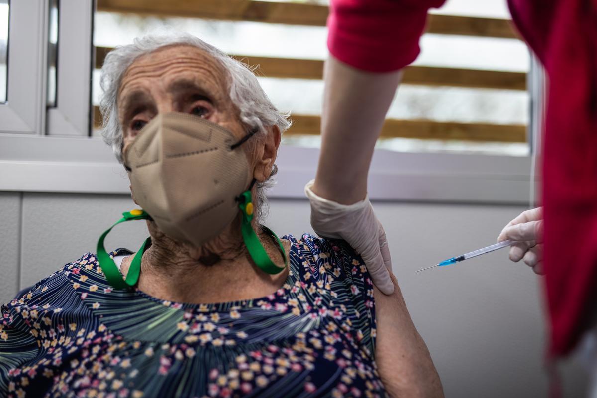 Los mayores de 60 años empiezan a vacunarse de la cuarta dosis del covid y de la gripe, este lunes en el CAP Sant Rafael de Barcelona.