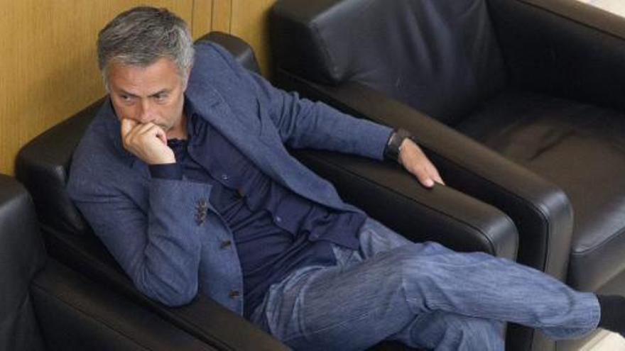 José Mourinho espera fuera de la sala donde se ha celebrado la vista del comité de Apelación de la UEFA.