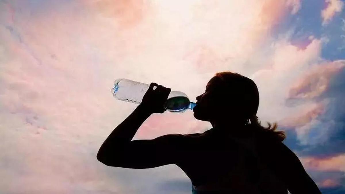 El agua es la mejor bebida hidratante para los deportistas.