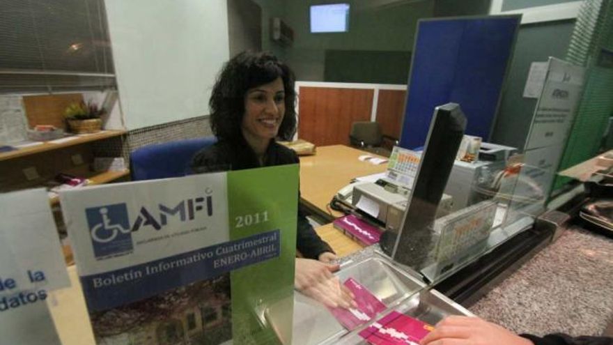 La asociación de discapacitados Amfi se hace con la venta de billetes en la estación de tren