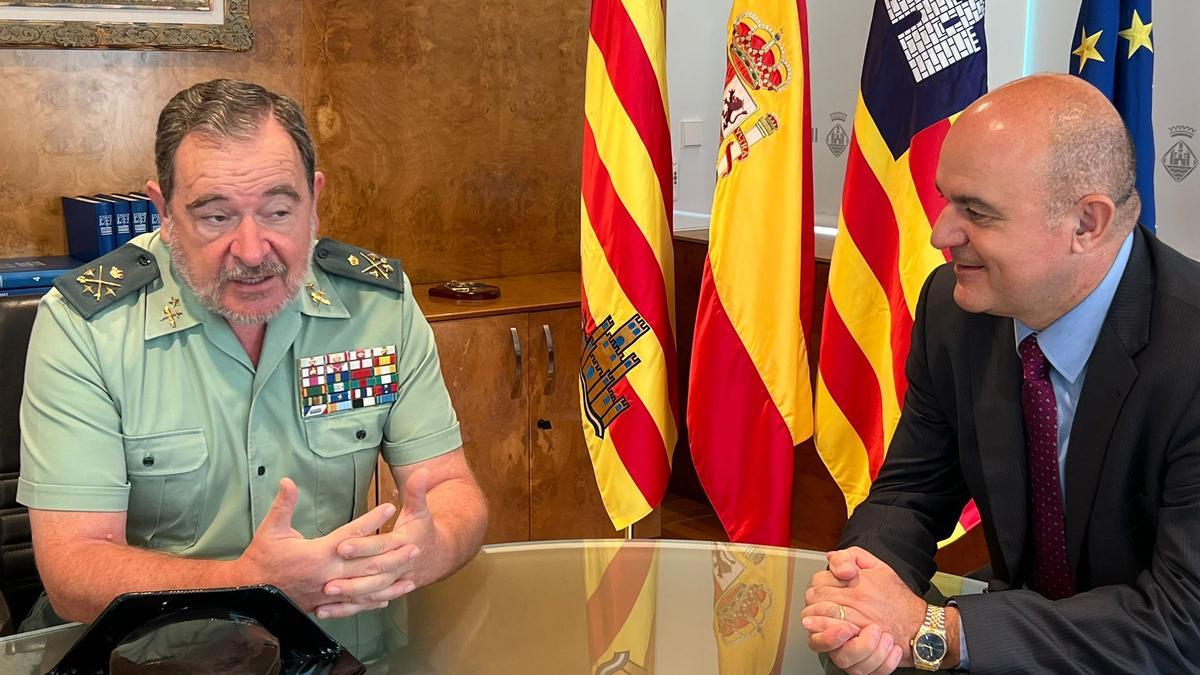 El teniente general, Pablo Salas, con el presidente del Consell, Vicent Marí, durante su visita.