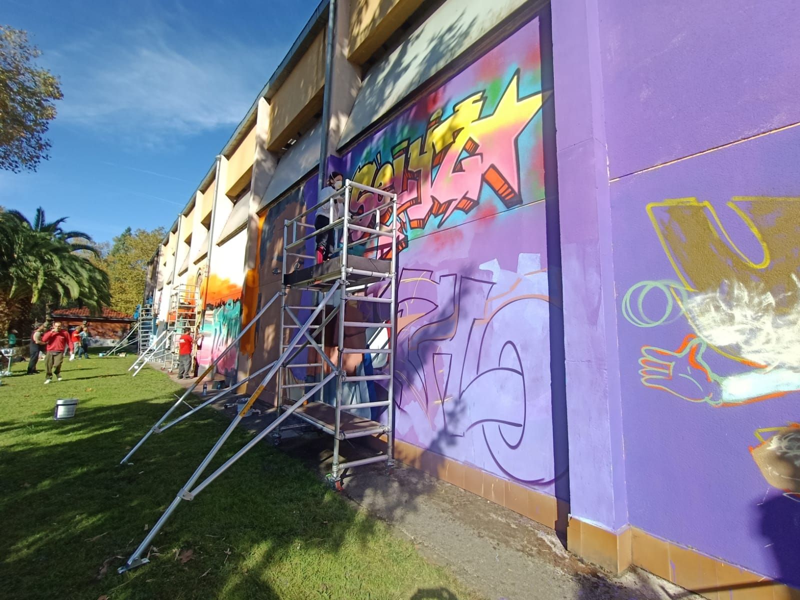 Diecinueve grafiteros se unen para lucir el polideportivo de La Felguera