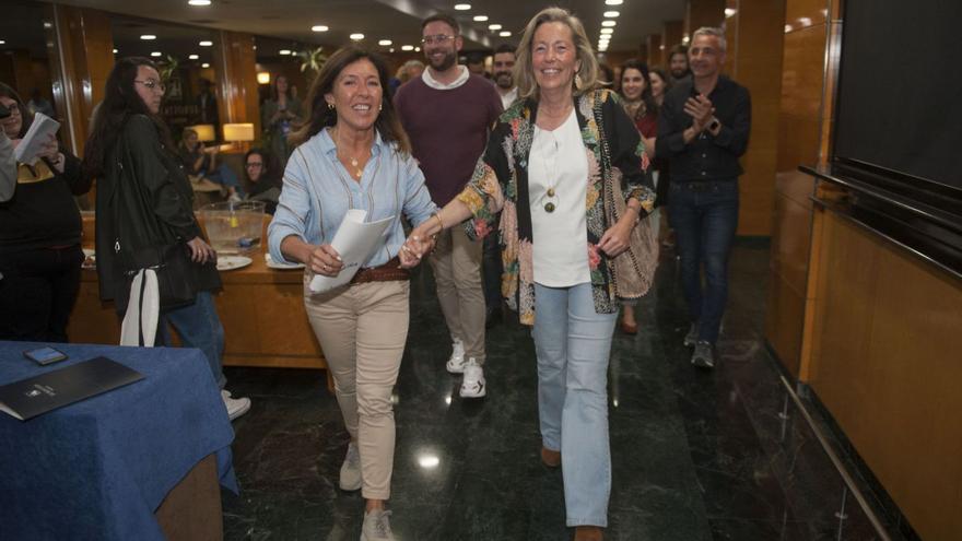 Rosa Gallego (derecha) con Beatriz Mato, en las elecciones de 2019. |   // CASTELEIRO/ROLLER AGENCIA