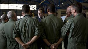 El president visita la base aèria de Gando, a la qual pertanyia l’helicòpter sinistrat.