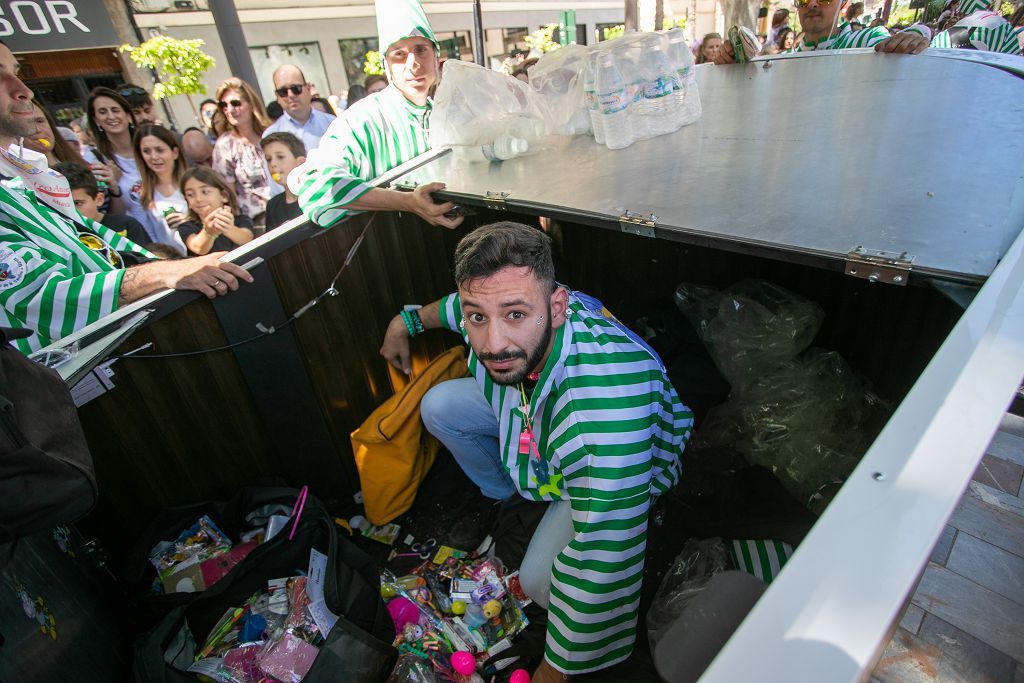 Entierro de la Sardina: ambiente en las calles de Murcia y desfiles de la mañana