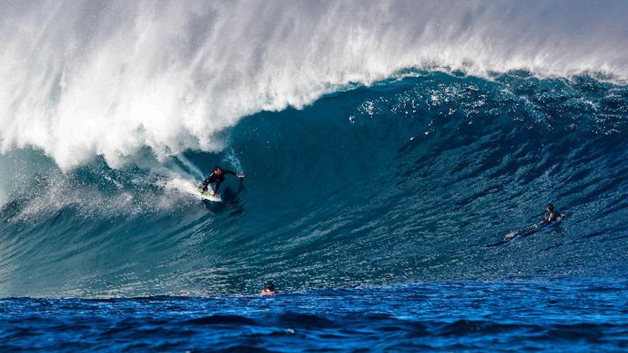 El surfista lanzaroteño Manuel Lezcano, sobre una ola majestuosa.