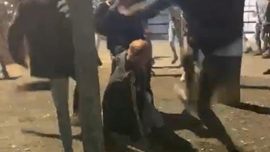 Un grupo de jóvenes golpea a otro en el suelo en Alhama de Murcia.