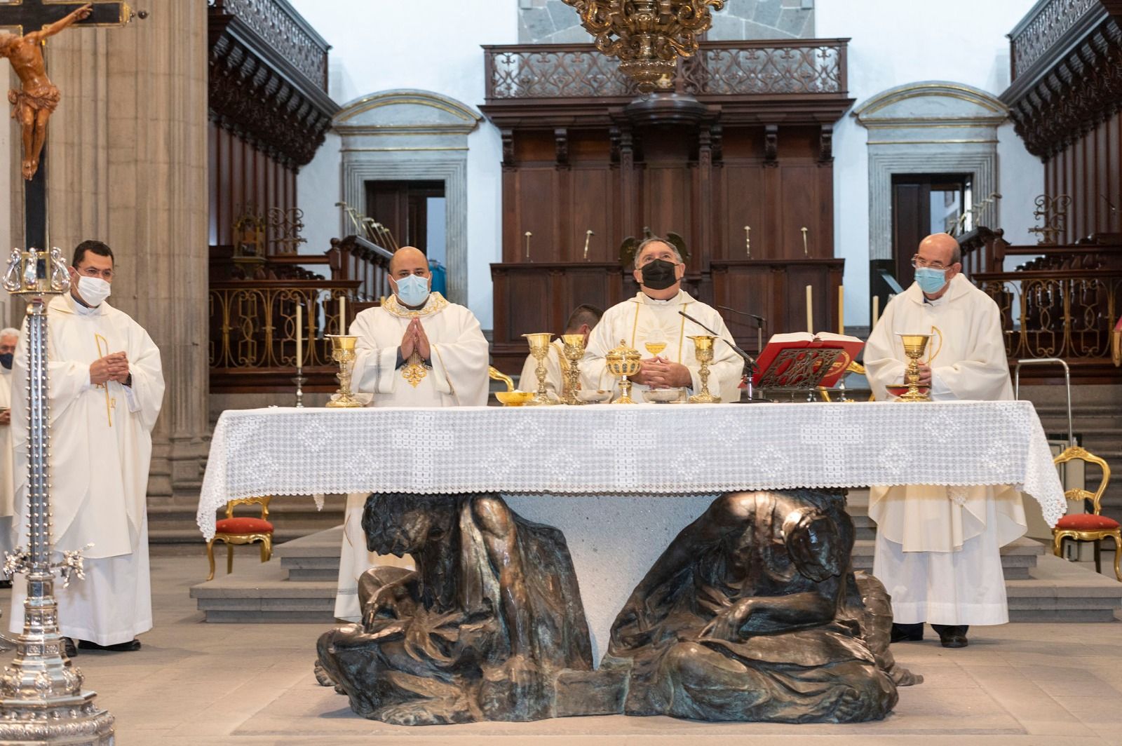 José Mazuelos ofició ayer sus primeras ordenaciones en  la catedral de Santa Ana