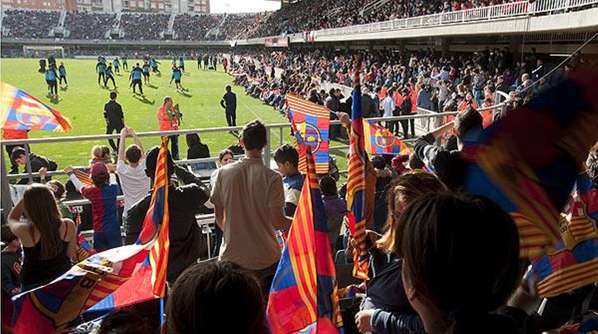 Els nens, protagonistes de l’entrenament dels blaugranes, obert al públic.