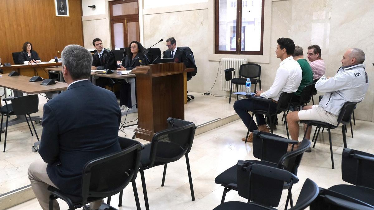 Varios de los acusados de Lujo Casa, durante la vista oral en la Audiencia de Palma.