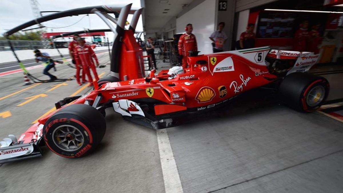 Vettel, a los mandos de su Ferrari