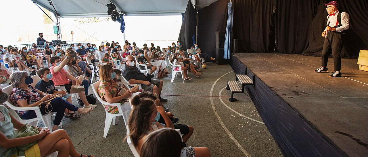 EL patio del colegio Sant Jordi se llenó de viernes a domingo de familias que querían volver a disfrutar de las diferentes obras de teatro que ofrece el festival.  | VICENT MARÍ