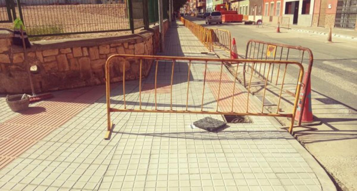Obras de arreglo de aceras en Villena.