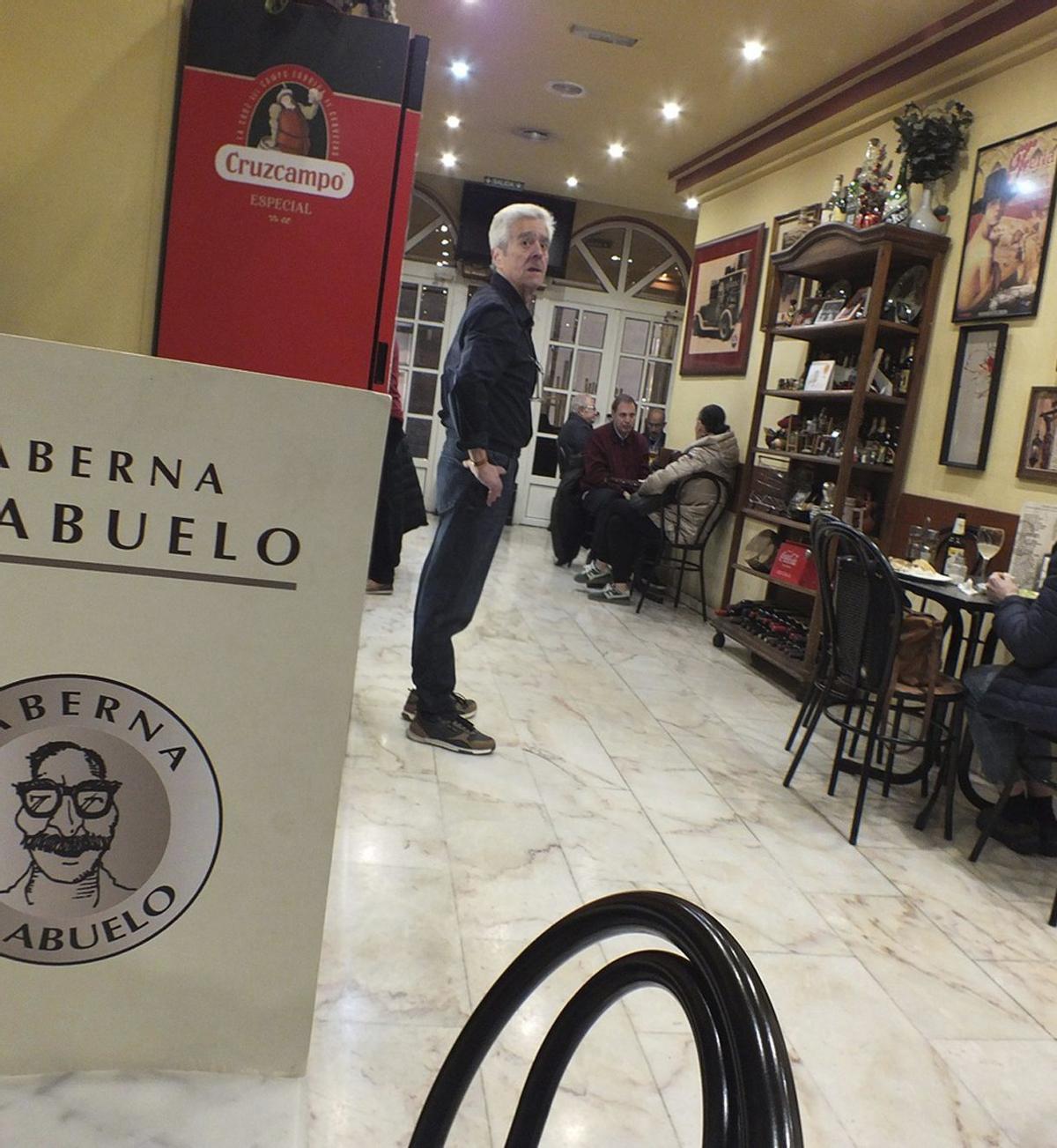 Un momento del mediodía en la taberna El Abuelo, en cuya carta se recuerda a Antonio Pérez.