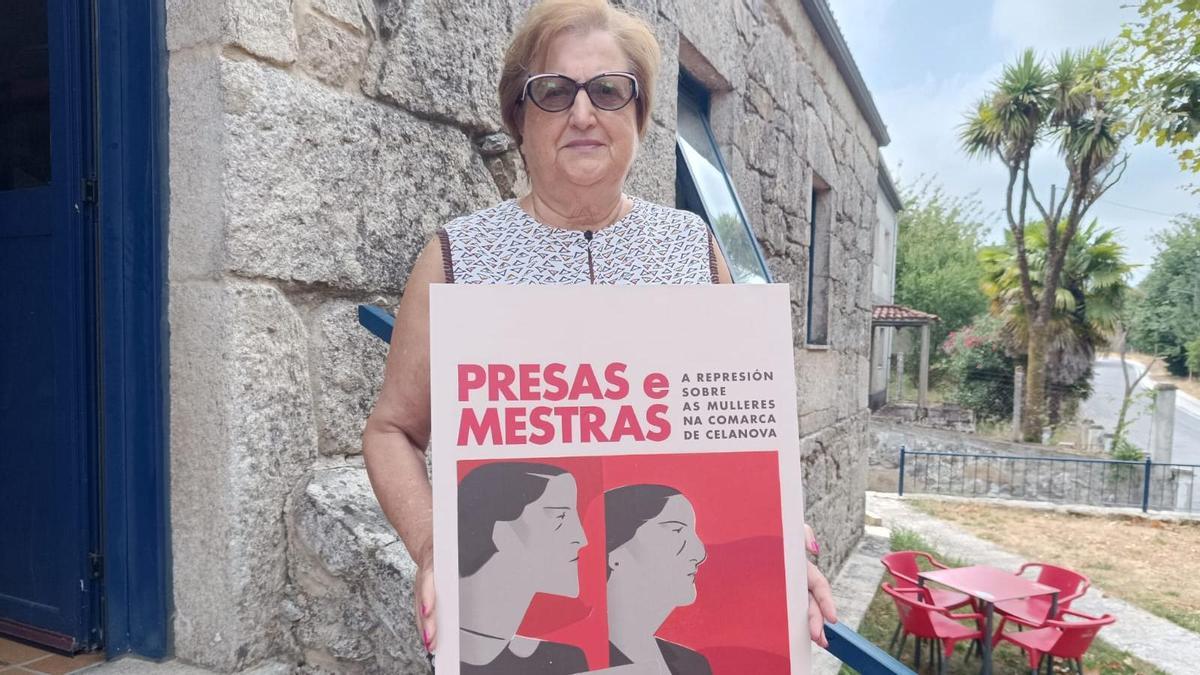 Isabel Gil, alcaldesa de Ramirás, con el cartel de la exposición.
