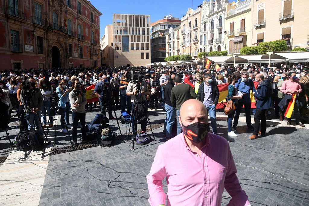 La plaza de la Catedral de Murcia se abarrota para recibir a Abascal