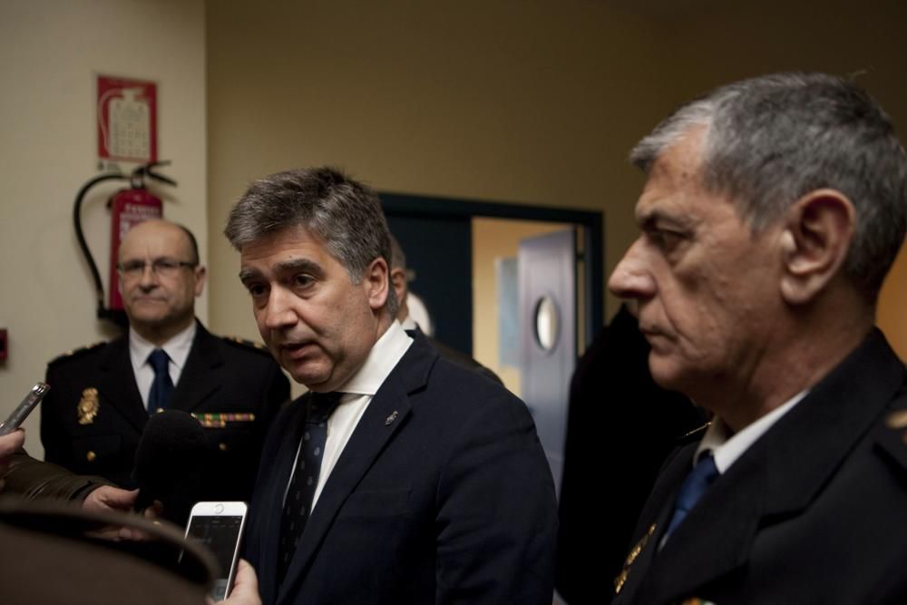 Visita de Ignacio Cosidó, director general de la policía, a la comisaría de Policía de Langreo