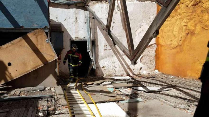 Los bomberos apagan un fuego en la avenida de la Feria