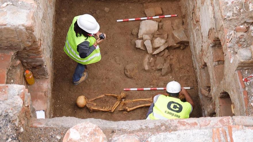 Dos técnicos analizan los restos hallados en la obra del Astoria.