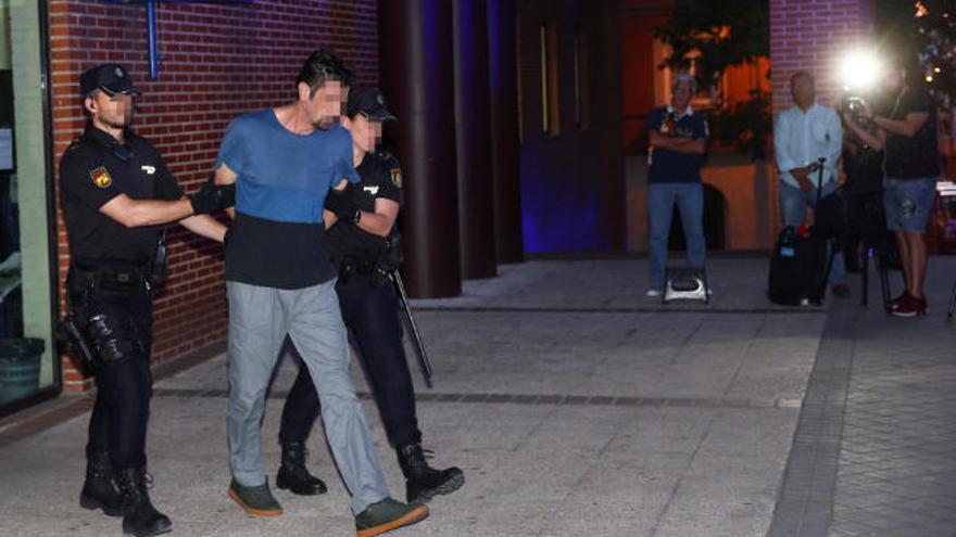 El acusado de haber matado a su pareja en Tetuán a su salida de la Comisaría de la Policía Nacional, en Madrid.