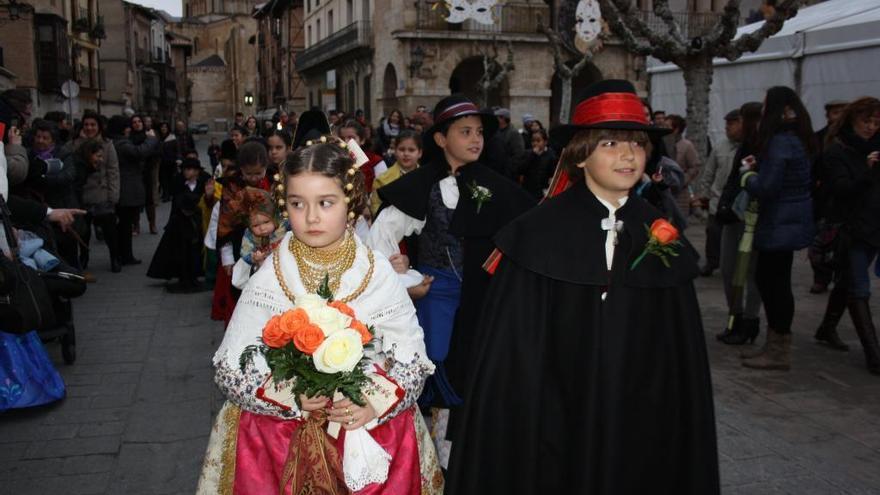 Dos niños, vestidos de época en el Carnaval de Toro.