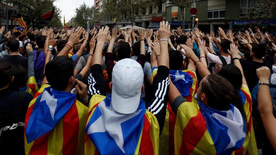 Manifestantes ante la sede del PP den Barcelona.