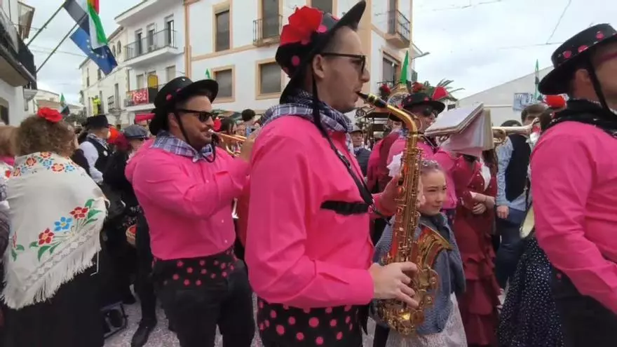 Video | La charanga La Cuadrilla marca el paso de la caminata
