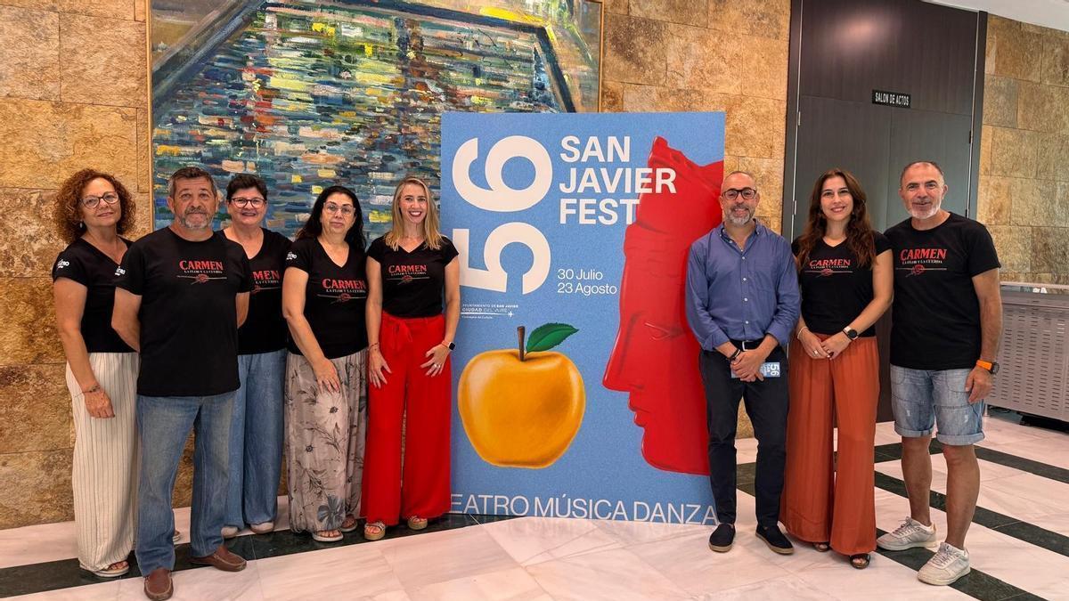El Grupo de Teatro San Javier junto al director del festival y concejal de Cultura David Martínez Gómez.