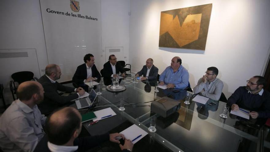 Imagen de la reunión celebrada ayer por el conseller Pons y su equipo con los taxistas.