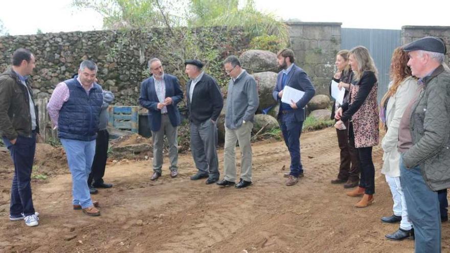 La comitiva, encabezada por el delegado territorial de la Xunta, Cores Tourís, durante su visita a la parcelaria de Lois-Monte. // FdV