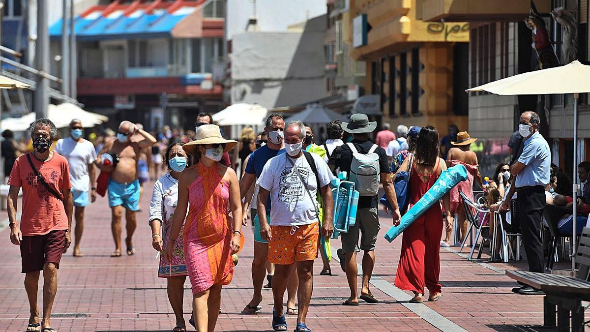 Las Palmas de Gran Canaria supera              los 4.000 casos activos de la infección