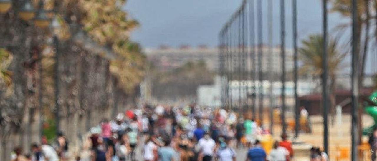 Cientos de personas en el Paseo Marítimo de València.