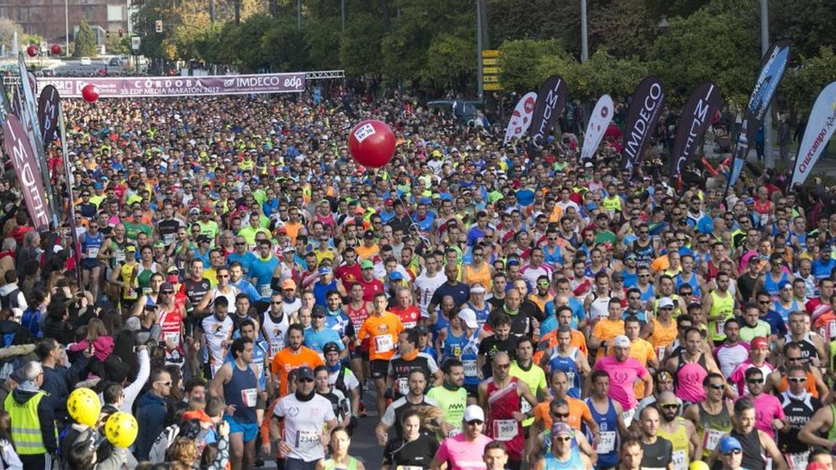 Los atletas, en la salida de una edición de la Media Maratón de Córdoba.