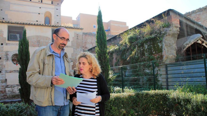 Los concejales Eduardo Zorrilla y Remedios Ramos, ayer junto al convento perchelero.