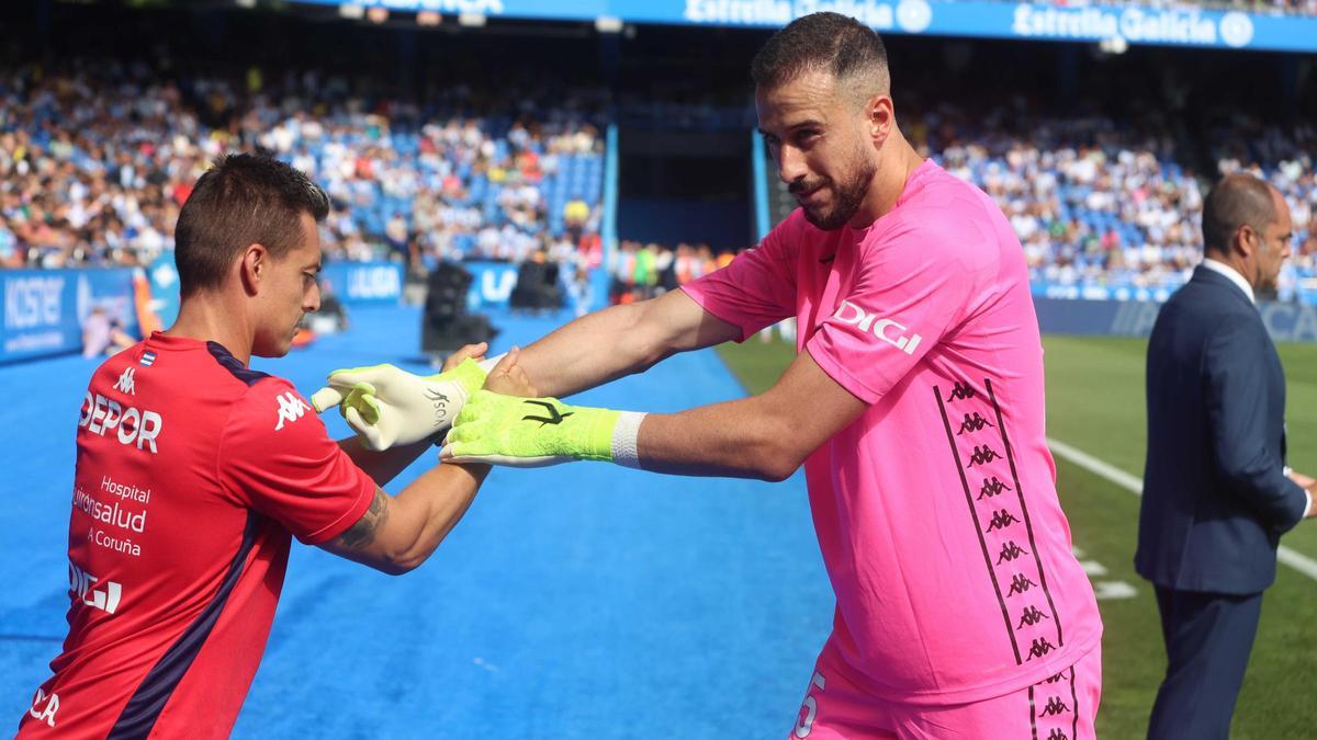 Helton Leite se coloca el guante derecho con ayuda de Dani Varela