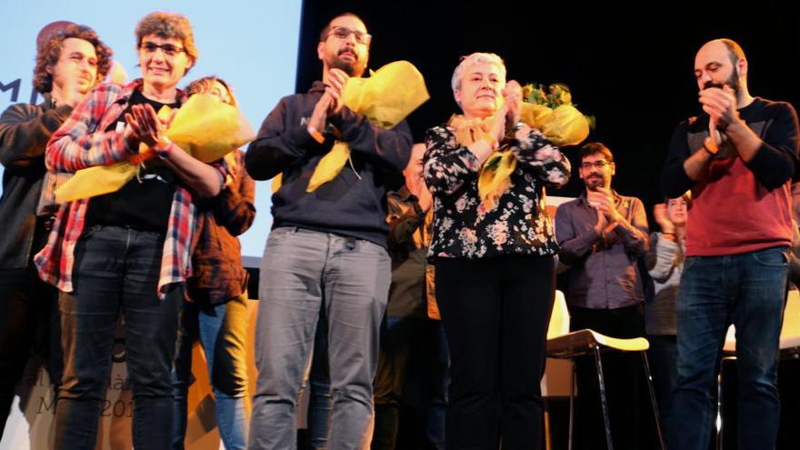 Esther i Neus, germanes del president d&#039;Òmnium, Jordi Cuixart, i Pol Leiva, nebot, reben un ram de flors i aplaudiments per part dels assistents