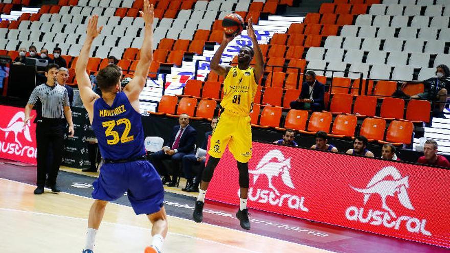 Lahaou Konate lanza un triple en el partido ante el Barça.