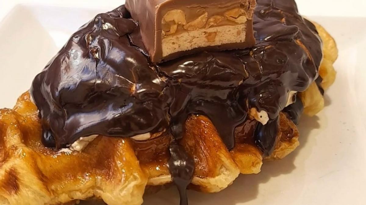 Croffle de Snickers de la pastelería viral La Crofflería.