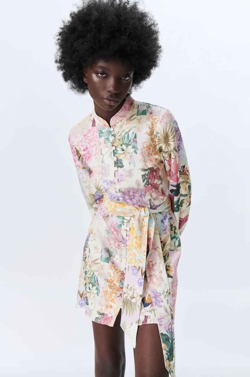 Vestido corto con estampado de flores y botonadura central de Zara