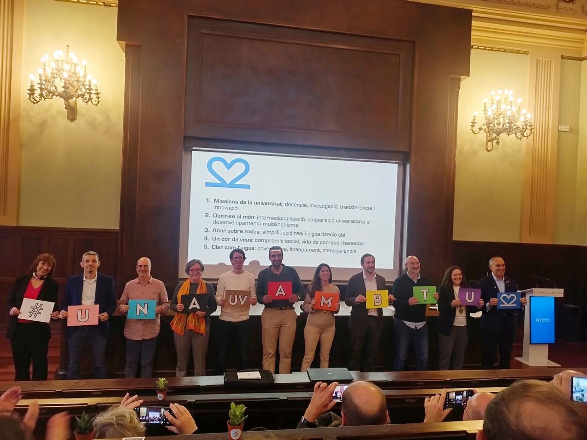 Carles Padilla (derecha) junto al resto de personas que conforman su candidatura, en el salón de actos del rectorado de la UV