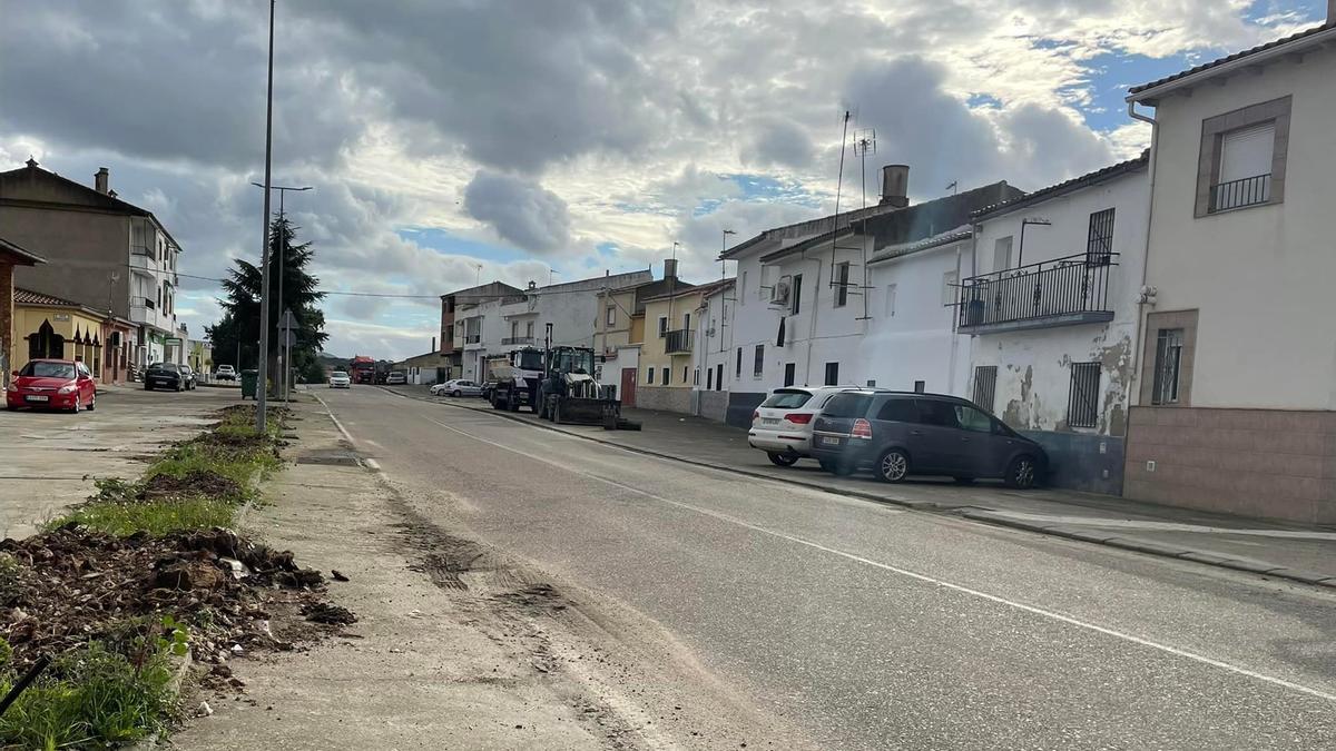 Acceso principal al pueblo que es objeto de obras de acondicionamiento.