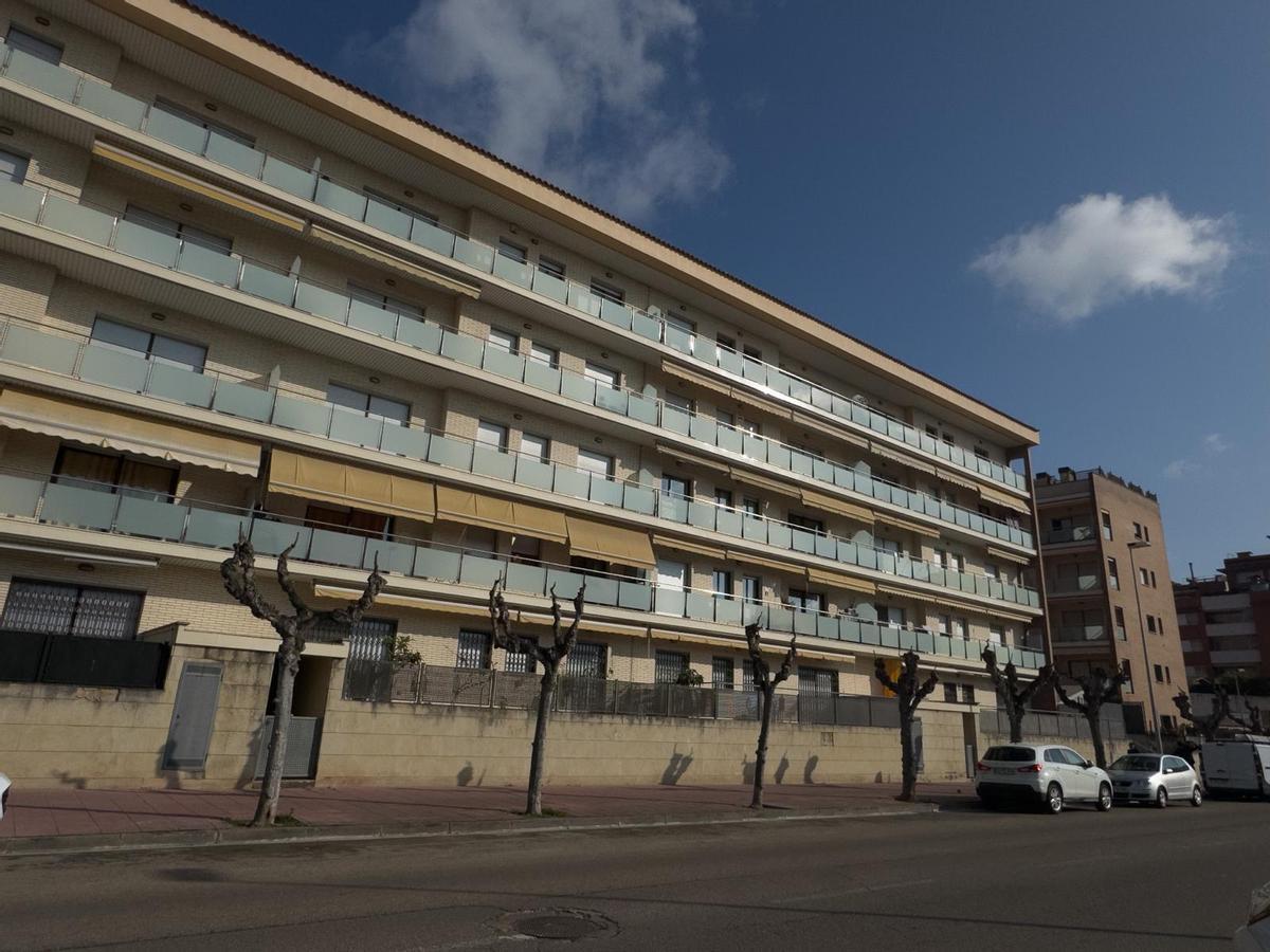 L'edifici de Lloret de Mar on han detingut a quatre persones en el marc d'un operatiu contra una banda internacional de tràfic d’armes i drogues