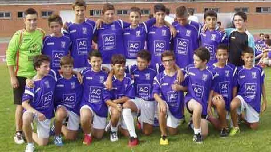 Formación del UDC San Lorenzo infantil.