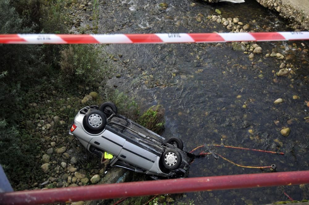 Caída de un coche desde el puente de La Chalana