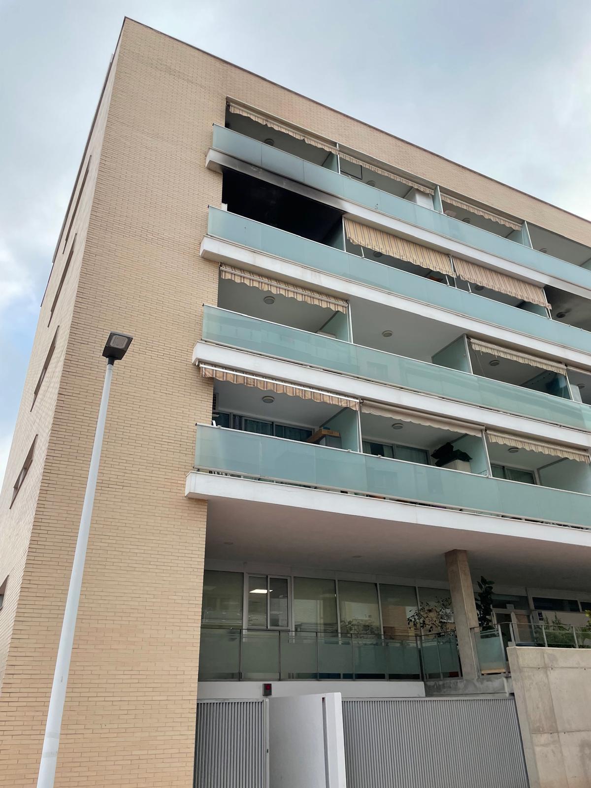 El edificio está situado en la calle Punta de Galdar, junto al Pinar.