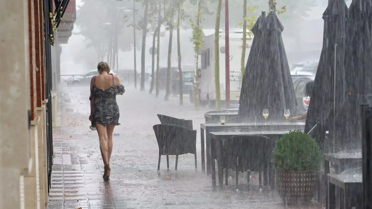 Una fuerte tormenta de lluvia y granizo en Valladolid provoca cortes de calles e inundaciones