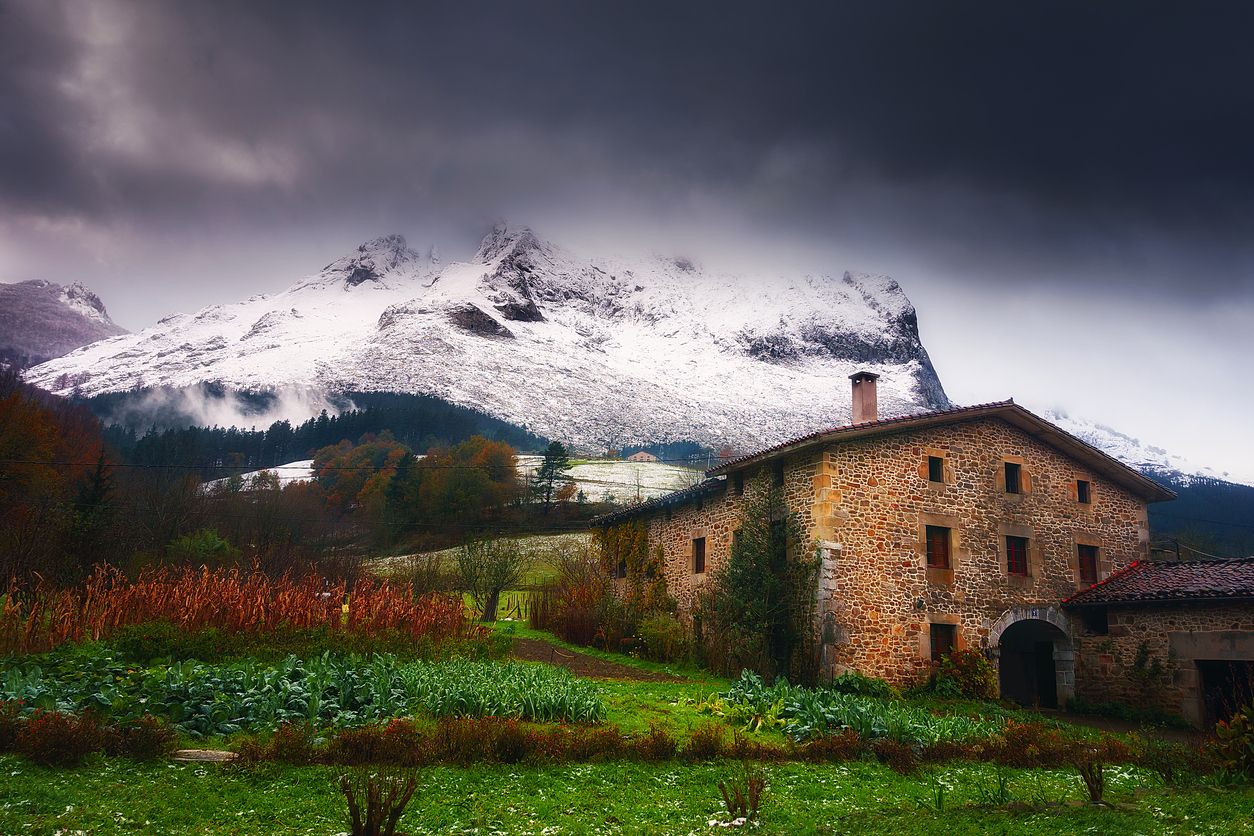 Casa con huerto cerca de la montaña Anboto la agricultura.