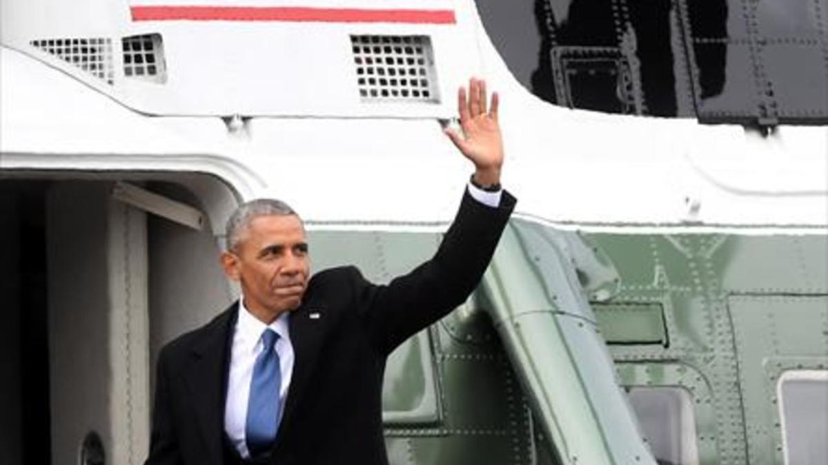 Obama sube al helicóptero presidencial por última vez.